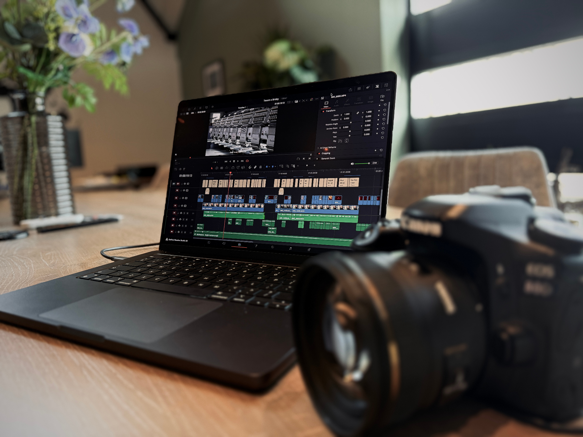 Workspace met laptop en camera